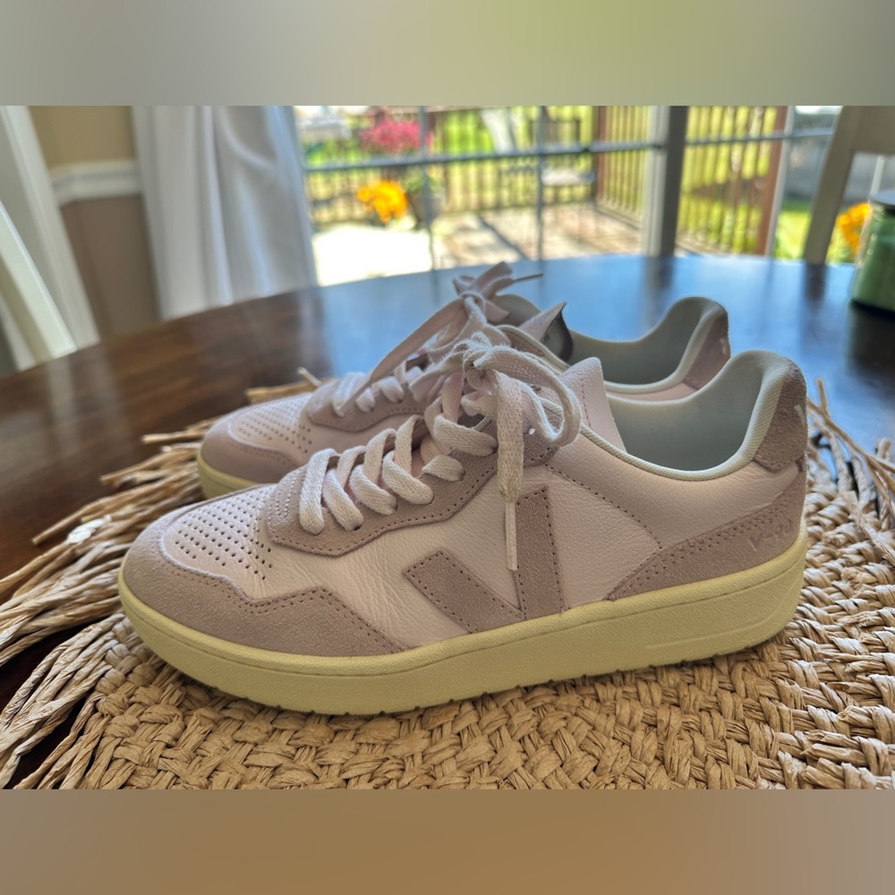 Veja V-90 women's pink and cream sneakers. Size 7. 🌸